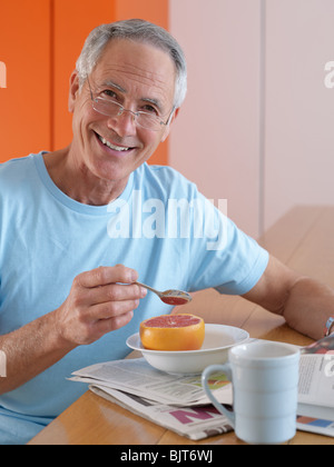 Portrait of a senior man having breakfast Banque D'Images