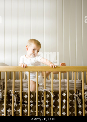 USA, Utah, Provo, Baby Boy (18-23 mois) l'escalade à lit-bébé Banque D'Images
