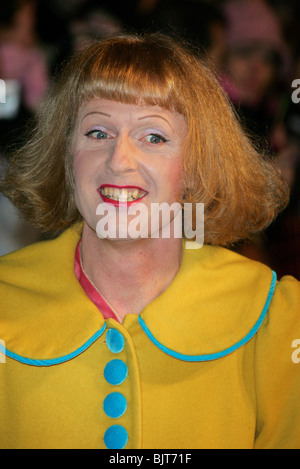 GRAYSON PERRY, PREMIER FILM Madame Henderson Présente VUE WEST END Leicester Square Londres Angleterre 23 Novembre 2005 Banque D'Images