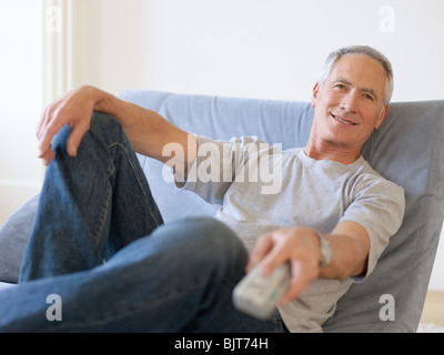 Un homme regardant la tv Banque D'Images