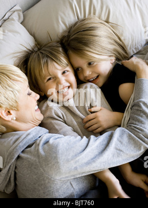 USA, Utah, Provo, Boy and girl (2-5) in bed with mother Banque D'Images