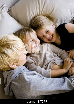 USA, Utah, Provo, Boy and girl (2-5) in bed with mother Banque D'Images