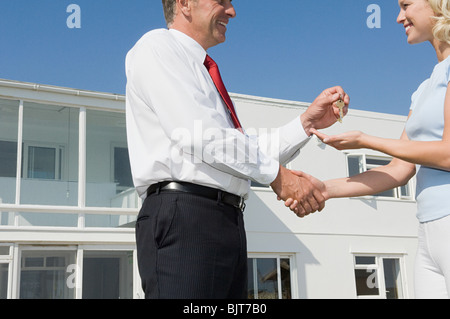 Femme et d'une poignée de main Banque D'Images