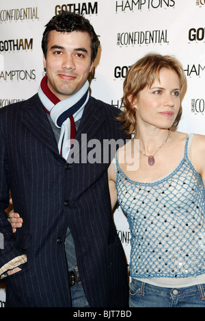 KIM DICKENS & GUEST LA CONFIDENTIAL ET GOTHAM MAGAZINE THE APPRENTICE LOS ANGELES USA 26 Février 2004 Banque D'Images