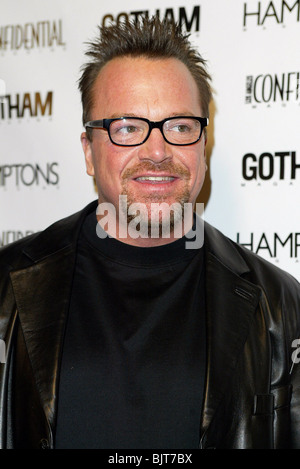 TOM ARNOLD ET LA CONFIDENTIAL MAGAZINE GOTHAM L'apprenti LOS ANGELES USA 26 Février 2004 Banque D'Images