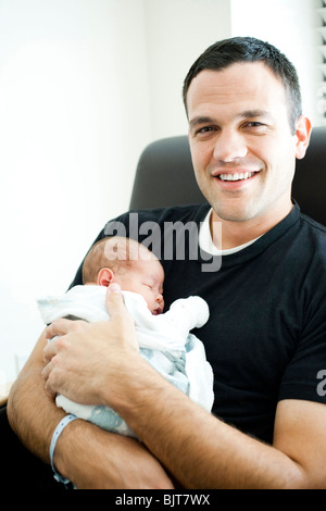 USA, Utah, Provo, portrait de Père embrassant baby boy (0-1 months) Banque D'Images