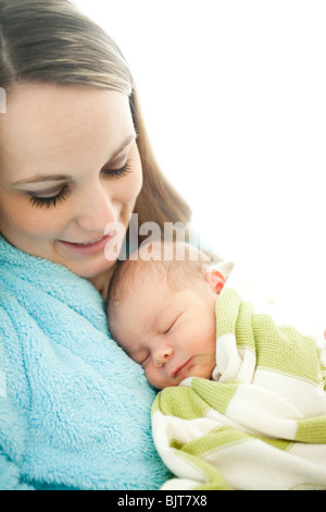 USA, Utah, Provo, Mère embracing baby boy (0-1 months) Banque D'Images