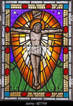 Un vitrail moderne représentant la Crucifixion par Sarah Bristow, l'église St Mary, au sud, Walsham Norfolk Banque D'Images