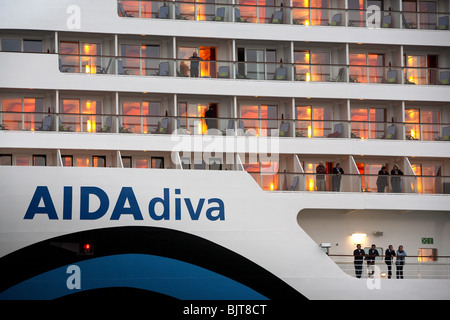 Les touristes sur le pont du paquebot l'Aida Diva, Kiel, Allemagne Banque D'Images