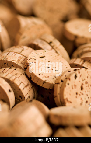 Gros plan sur les disques en liège. Cork Factory S. bras Alportel Algarve Portugal. Récolte manuelle de matériel pour la production de bouchons de vin de champagne Banque D'Images