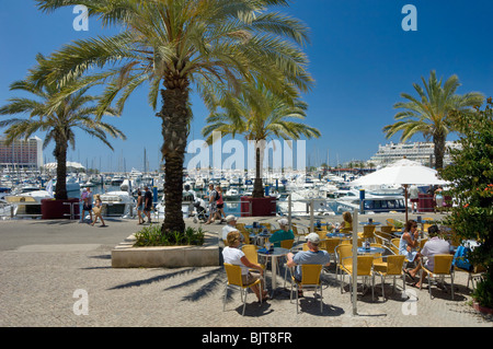 Le Portugal, l'Algarve, un café dans la marina de Vilamoura Banque D'Images