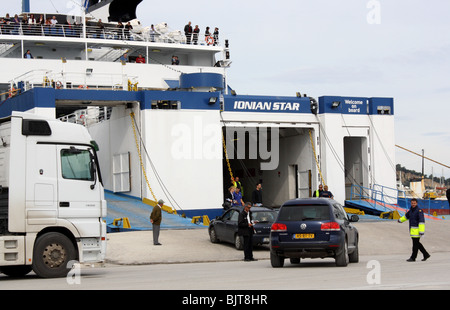 Ionian Star ferry amarré dans le port de Zante grec sur l'île méditerranéenne de la Grèce lors de l'embarquement, 2009 Banque D'Images