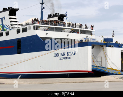 Ionian Star ferry amarré dans le port de Zante grec sur l'île méditerranéenne de la Grèce Banque D'Images