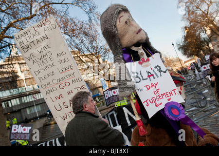 Les manifestants se rassemblent à l'extérieur comme Tony Blair assiste à l'enquête Chilcot mais garde un profil bas et n'est pas vu Banque D'Images