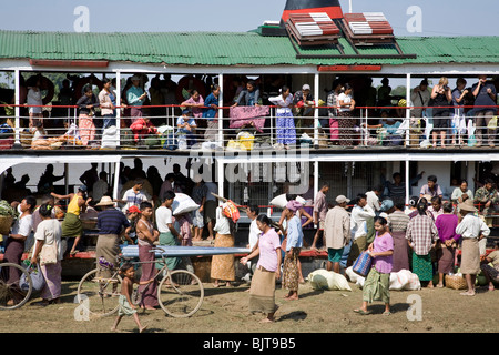 Bateau Mandalay-Bagan. Arrêt à Pakokku. La rivière Ayeyarwady. Myanmar Banque D'Images
