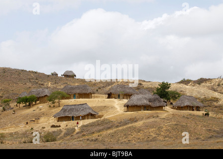 La boue et le logement de chaume à la périphérie de Porto Amboim. La province de Kwanza Sul, l'Angola. L'Afrique. © Zute Lightfoot Banque D'Images