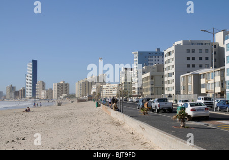 Route du front de mer et les propriétés du Strand une station balnéaire près de Somerset West dans le Western Cape Afrique du Sud Banque D'Images