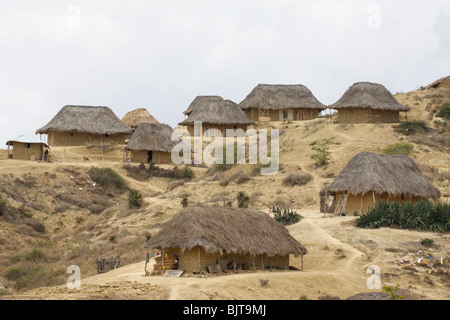 La boue et le logement de chaume à la périphérie de Porto Amboim. La province de Kwanza Sul, l'Angola. L'Afrique. © Zute Lightfoot Banque D'Images