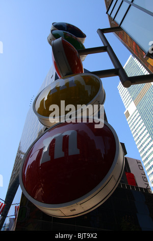 M&m's shop New York, énorme logo affiche à l'extérieur entrée de sweet store, Banque D'Images