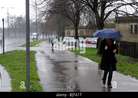 Woman Walking in the Rain . Banque D'Images