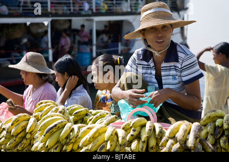 Les birmanes de vendre des bananes. Pakokku jetée. La rivière Ayeyarwady. Itinéraire bateau Mandalay-Bagan. Myanmar Banque D'Images