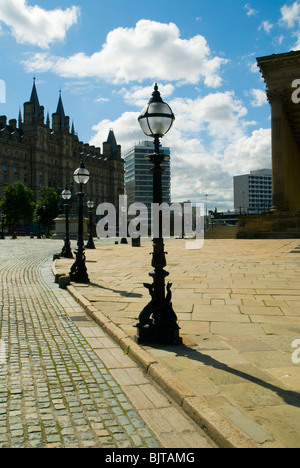 Rue de fer ornée de lampes, Liverpool, Angleterre, Royaume-Uni Banque D'Images