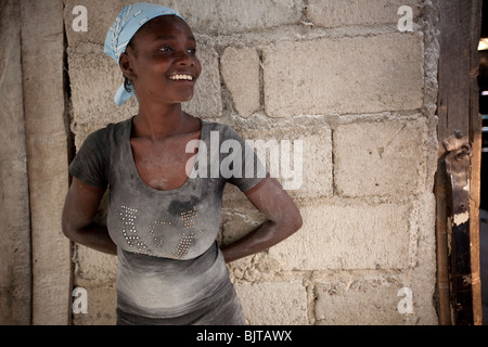 Souriante jeune femme dans le marché à Mirebalais. Banque D'Images