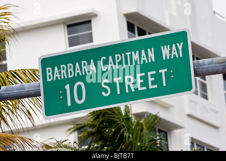 Plaque de rue pour Barbara Capitman Way et la 10e Rue à South Beach, Miami, Floride, USA. Banque D'Images