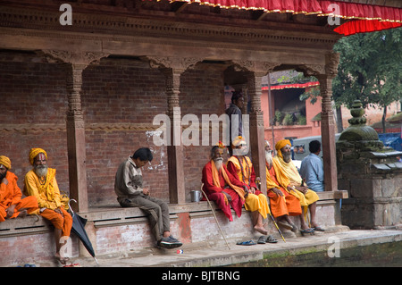 Sadus ou saints hommes assis à l'extérieur d'un temple à Durbar Square, Katmandou, Népal. Banque D'Images