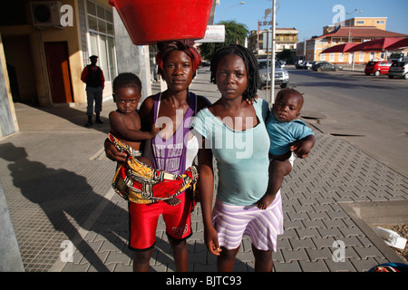 Portrait de jeunes mères vendeuses portant des bébés et des seaux. La ville de Benguela, en Angola. L'Afrique. Banque D'Images