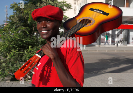 Portrait d'un homme dans la rue portant une guitare. Benguela. L'Angola. L'Afrique. © Zute Lightfoot. www.lightfootphoto.co.uk Banque D'Images