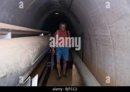 L'entreposage de tunnels construits pendant la Seconde Guerre mondiale pour protéger les approvisionnements en pétrole de l'état civil de l'attaque japonaise Banque D'Images