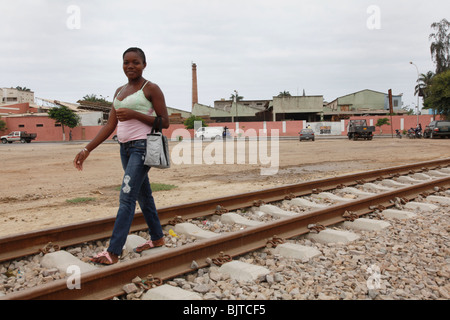 Une femme marche à travailler le long du chemin de fer de Benguela nouvellement reconstruite. Benguela, Angola, Afrique du Sud. Banque D'Images