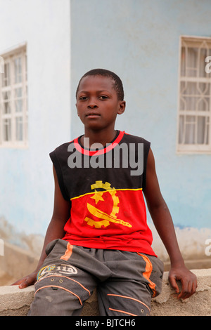 Jeune garçon portant un T-shirt affichant le symbole et les couleurs nationales. Benguela. L'Angola. L'Afrique. © Zute Lightfoot Banque D'Images