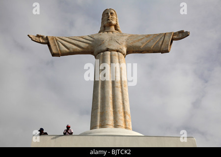 Statue du Cristo Rei est au-dessus de sur la ville de Lubango. Banque D'Images