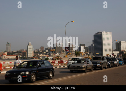Embouteillage entre la Baixa et l'Ilha, le Centre de Luanda, Angola. L'Afrique. © Zute Lightfoot www.lightfootphoto.com Banque D'Images