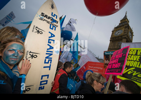 La vague, une marche de protestation contre le changement climatique entoure les Maisons du Parlement, Londres, 5 décembre 2009. Banque D'Images