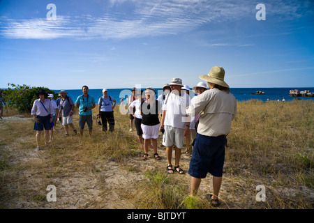 Les passagers d'un Orion randonnée Gwion Gwion ou Bradshaw art rupestre aborigène site sur l'Île Vansittart Bay Australie Jar Banque D'Images