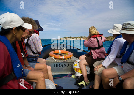 Un Zodiaque Orion dans les approches de l'Île Jar Vansittart Bay au cours d'une croisière de l'ouest de l'Australie souligne Kimberley Banque D'Images