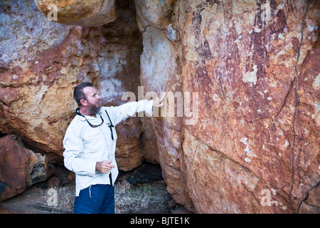 Harry Christiansen souligne quelques exemples de Gwion Gwion Bradshaw Aboriginal Rock Art sur l'île de l'Australie Jar Banque D'Images