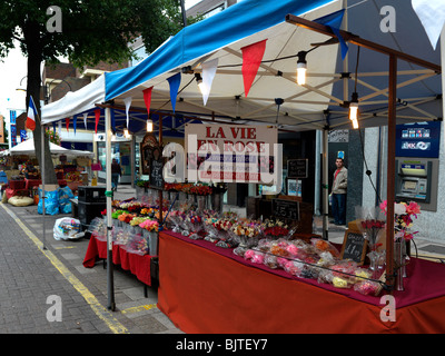 Sutton High Street marché français STT vendre des fleurs en bois Surrey Angleterre Banque D'Images