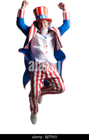 L'homme en costume de l'Oncle Sam sautant avec enthousiasme, studio shot Banque D'Images