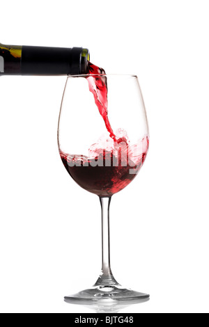 Red whine verser dans un verre, isolated on white Banque D'Images