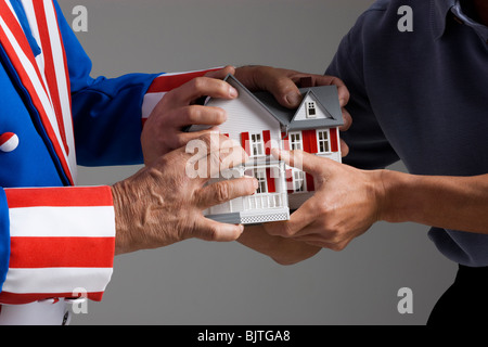 Deux hommes maison de mode dans des directions différentes Banque D'Images