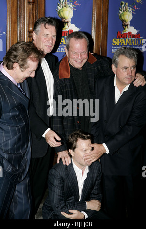 MICHAEL PALIN, Eric Idle, Terry Jones et Terry Gilliam UK PREMIERE DE NEW WEST END SHOW SPAMALOT THÉÂTRE PALACE LONDON ENGLAND Banque D'Images