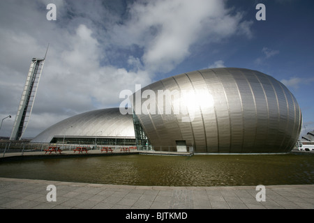 Ville de Glasgow, en Écosse. Le cinéma IMAX complexe avec le Glasgow Science Centre et tour en arrière-plan. Banque D'Images