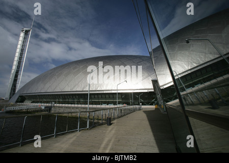 Ville de Glasgow, en Écosse. Fenêtres du cinéma IMAX complexe avec le Glasgow Science Centre et tour en arrière-plan. Banque D'Images