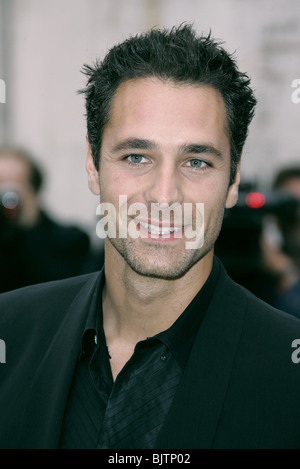 RAOUL BOVA 61ème FESTIVAL DU FILM DE VENISE AWAR 61e GALA DES PRIX DU FESTIVAL DU FILM DE VENISE Gran Teatro La Fenice, le 11 septembre 2004 Banque D'Images