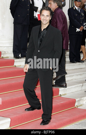 RAOUL BOVA 61ème FESTIVAL DU FILM DE VENISE AWAR 61e GALA DES PRIX DU FESTIVAL DU FILM DE VENISE Gran Teatro La Fenice, le 11 septembre 2004 Banque D'Images