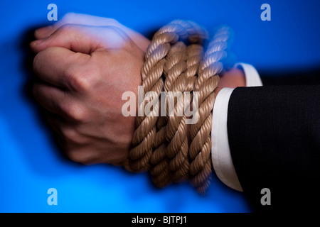 Les mains attachées aux poignets avec corde Banque D'Images